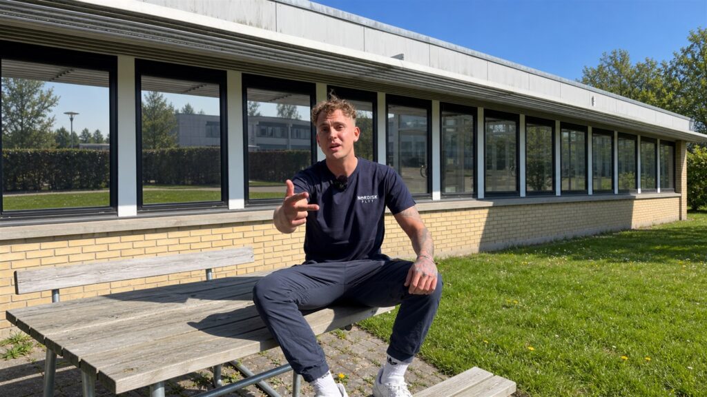 Nordisk Flyt medarbejder fra flyttefirma foran erhvervsbygning